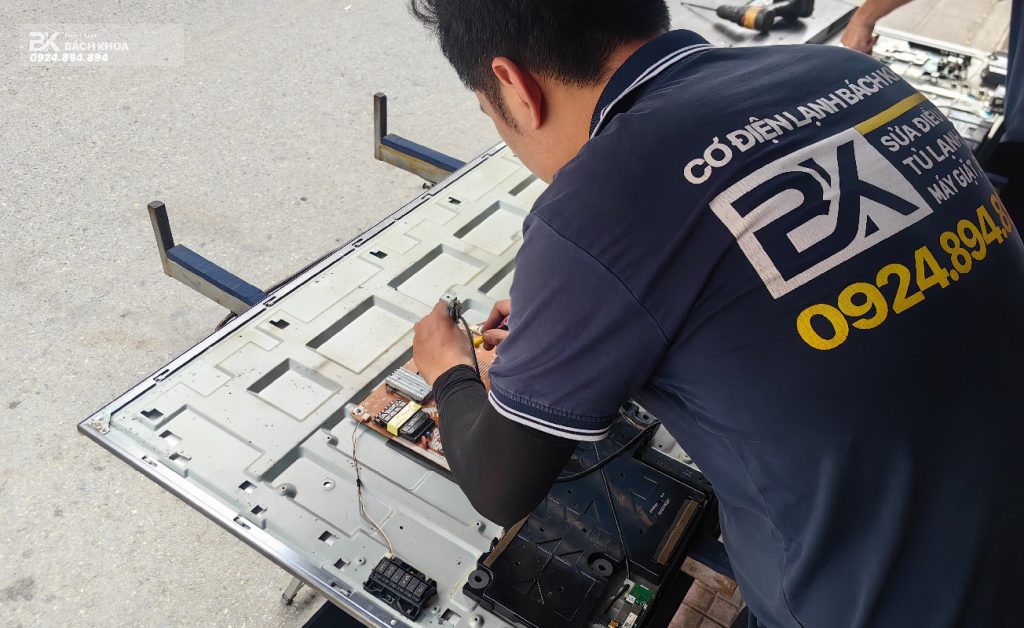Thợ có nhiều kinh nghiệm trong sửa chữa tivi TCL
